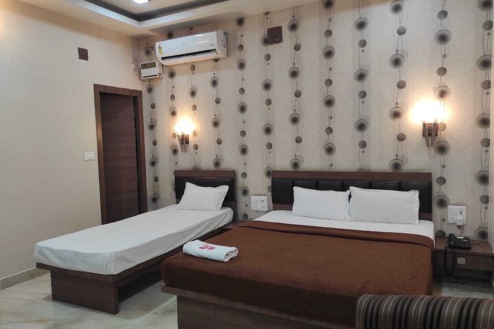 Room 6 of 16