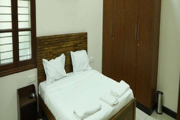 Room 4 of 16