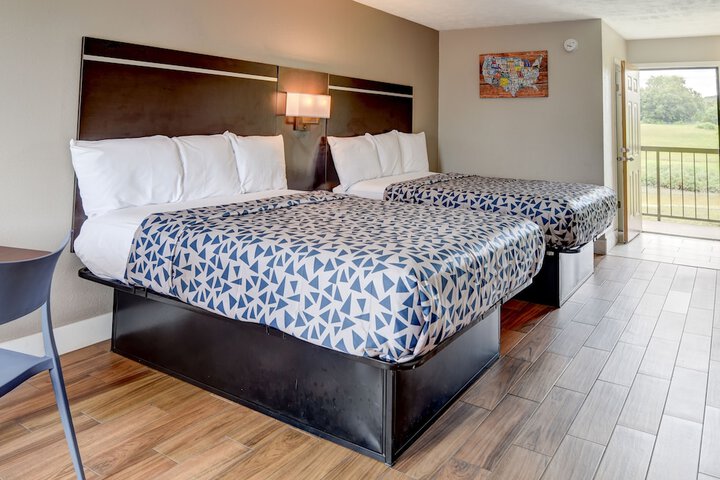 2 Queen Beds (2 of 10)