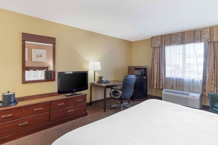 Business King Bed Accessible (16 of 20)
