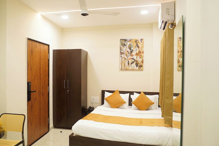 Room 7 of 32