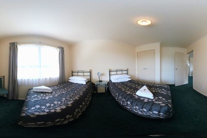 Room 3 of 32