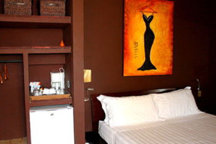 Room 105 of 191