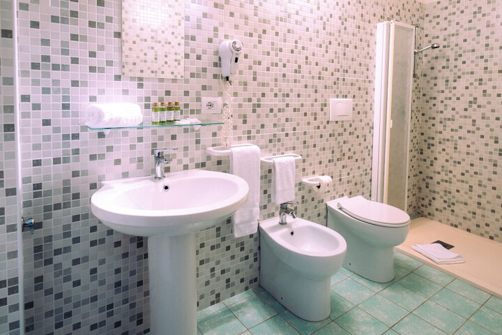 Room 6 of 18