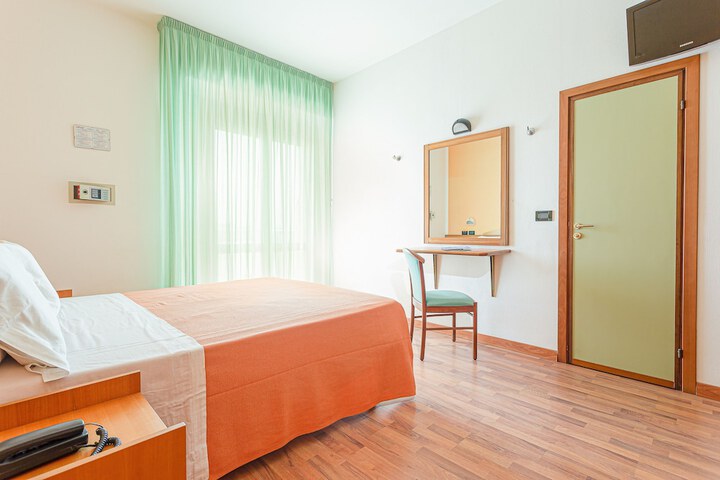 Room 10 of 28