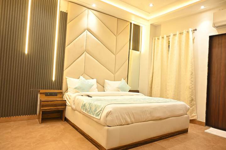 Room 5 of 18