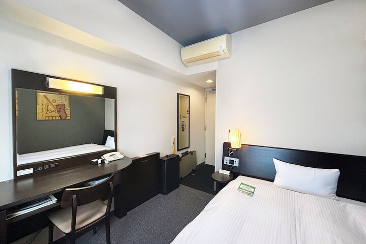 Room 12 of 37