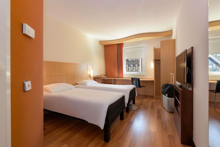 Room 4 of 70