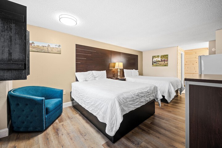 2 Queen Beds (8 of 18)