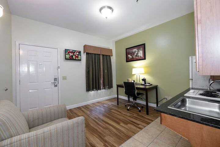 Suite King Bed Accessible (6 of 29)