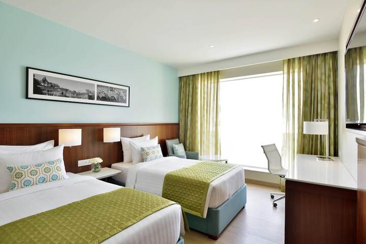 Room 10 of 32