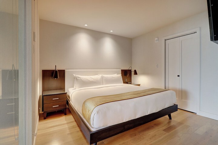 Room 33 of 164