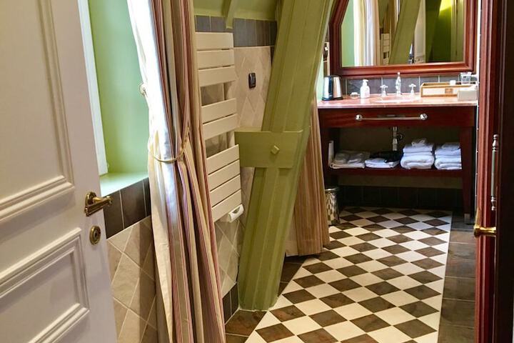 Room 27 of 62