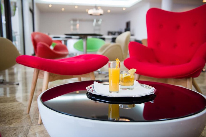 Lounge 28 of 36