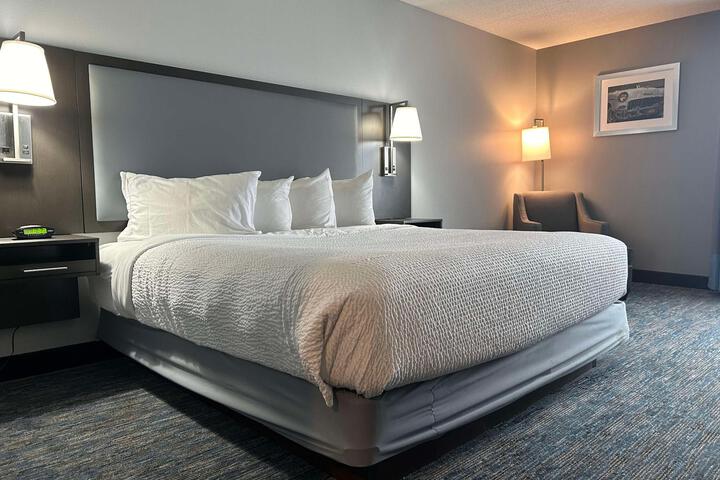 1 King Bed Microwave and Refrigerator WiFi Full Breakfast (7 of 14)
