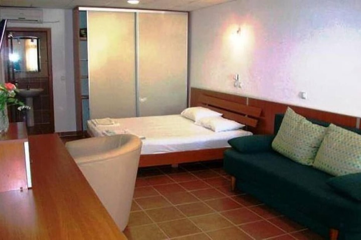 Room 2 of 100