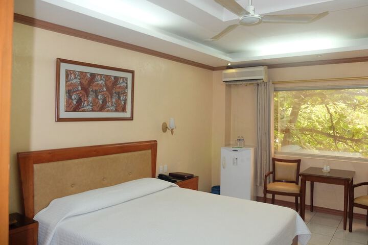 Room 10 of 102
