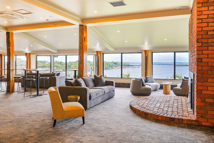 Lounge 45 of 61