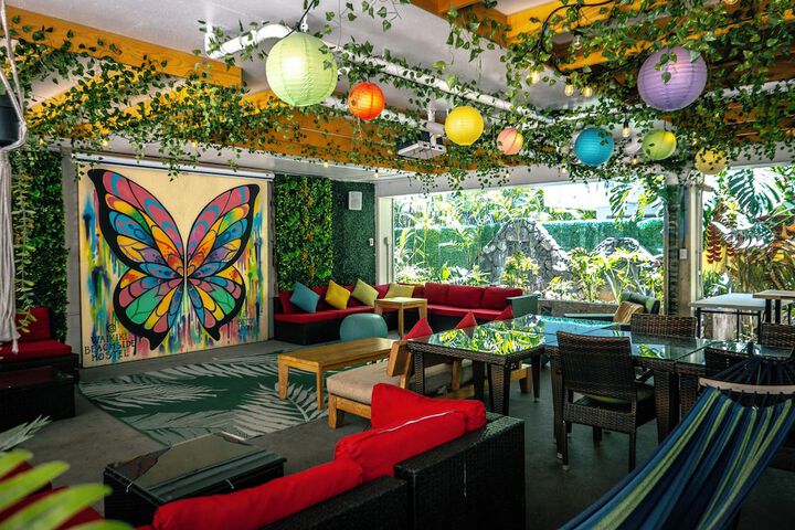 Lounge 73 of 89