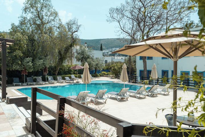 Pool 106 of 184