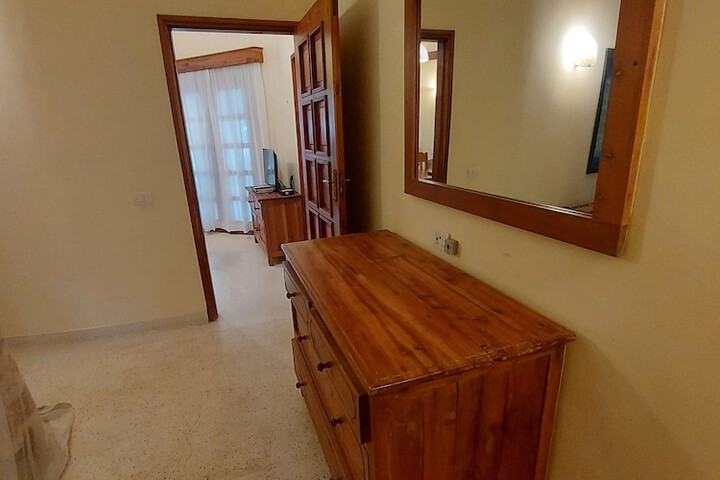 Room 9 of 32