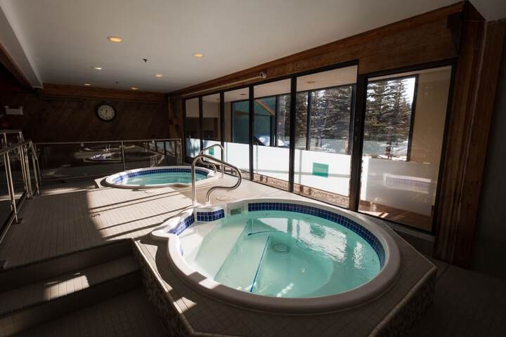 Indoor spa tub