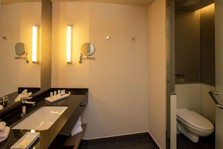 Room 43 of 77