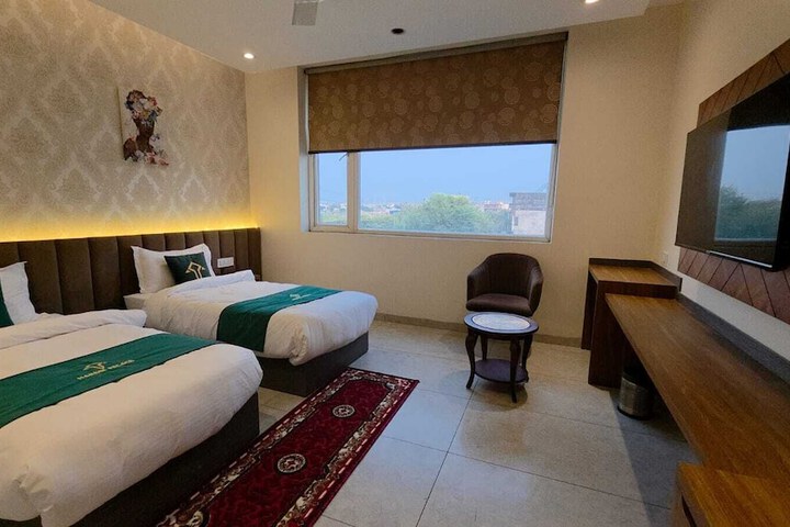 Room 6 of 13