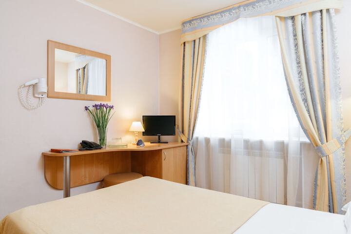 Room 8 of 100