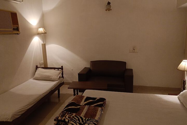 Room 7 of 12