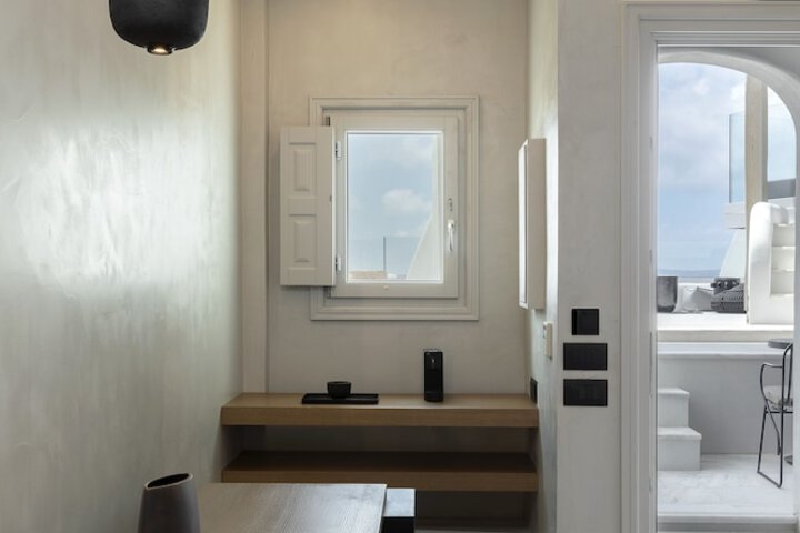 Room 4 of 82