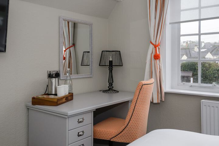 Room 7 of 103