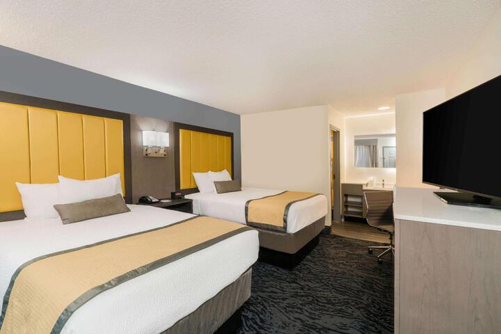 1 King Bed (2 of 9)