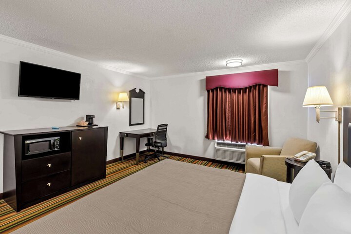 1 King Bed (13 of 15)