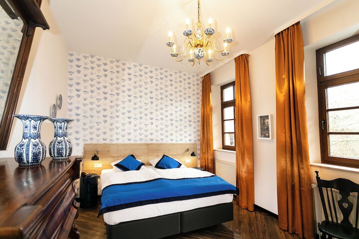 Room 7 of 76