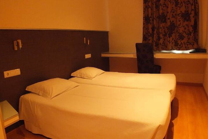 Room 6 of 44