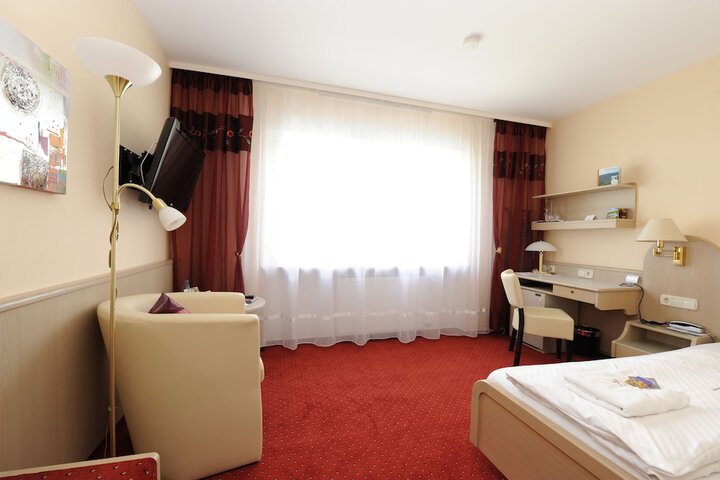 Room 3 of 32