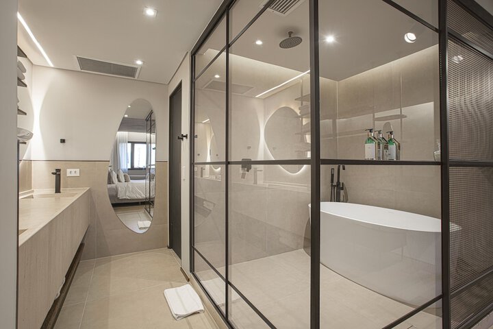 Deep soaking bathtub
