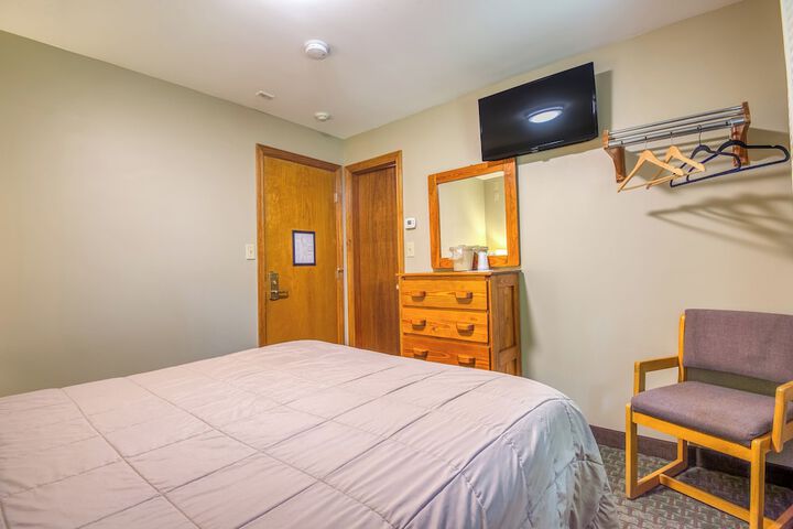 Slope Queen Bed with View (60 of 100)