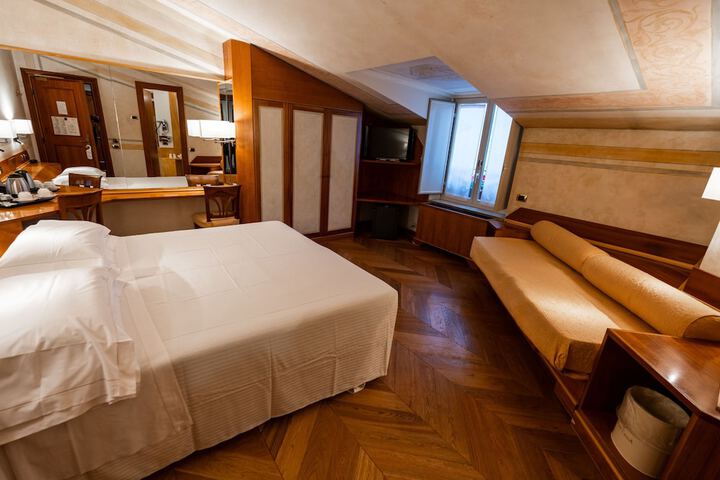 Room 35 of 76