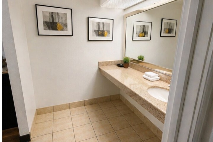 Room 10 of 18