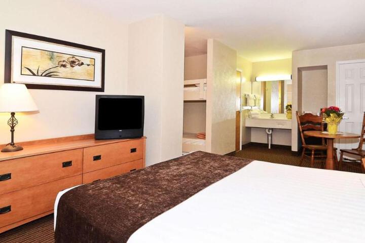 1 Queen Bed (9 of 14)