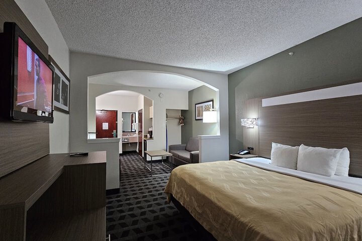 1 King Bed (2 of 36)
