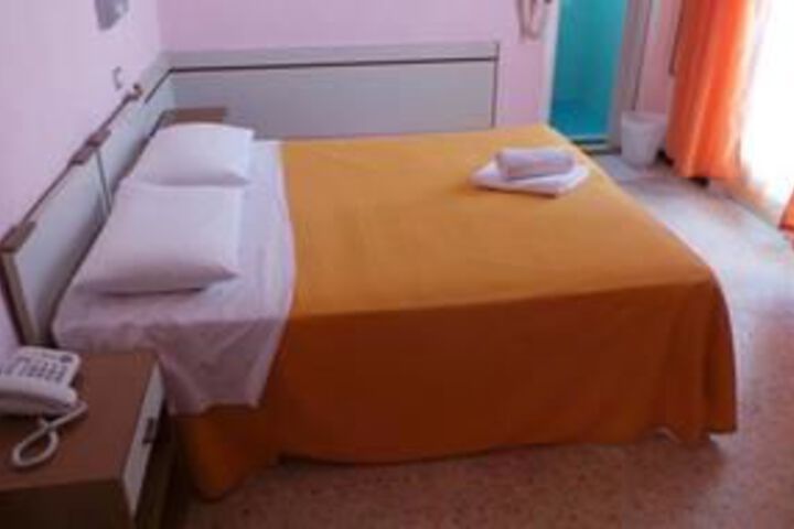 Room 7 of 33