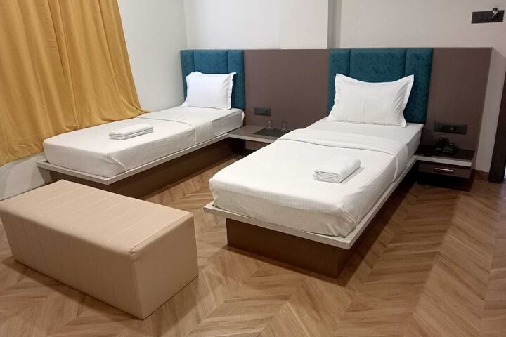 Room 13 of 37
