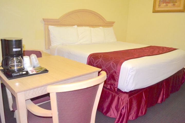 1 King Bed (6 of 8)