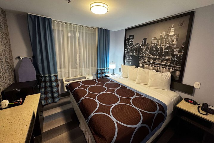 1 King Bed (2 of 8)