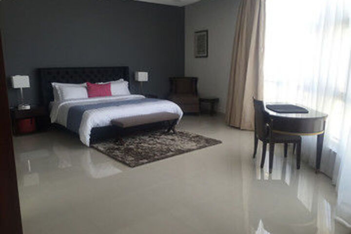 Room 4 of 18