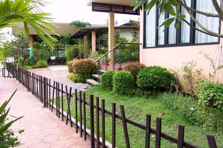 Hotel Exterior 2 of 5