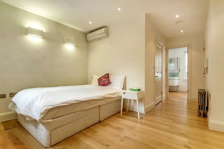 Room 2 of 8